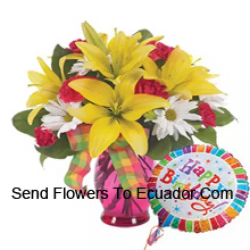 Oeillets rouges, lys jaunes et gerberas blancs dans un vase en verre accompagnés d'un ballon à hélium "Anniversaire"