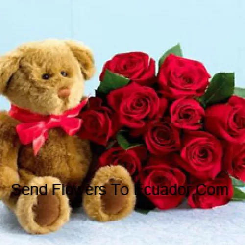 Bouquet de 11 roses rouges avec des remplisseurs saisonniers et un mignon ours en peluche brun
