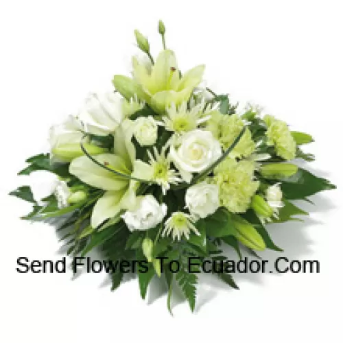 Un bellissimo assortimento di rose bianche, garofani bianchi, gigli bianchi e fiori bianchi assortiti con riempitivi stagionali