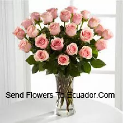 25 roses roses avec quelques fougères dans un vase