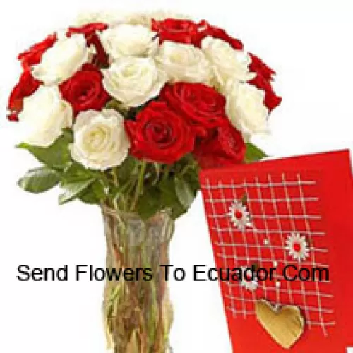 15 Roses Rouges et 10 Roses Blanches dans un Vase en Verre Accompagnées d'une Carte de Vœux Gratuite