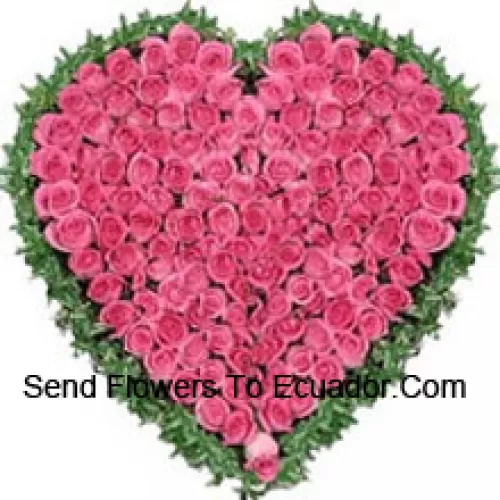Arrangement en forme de cœur de 101 roses roses