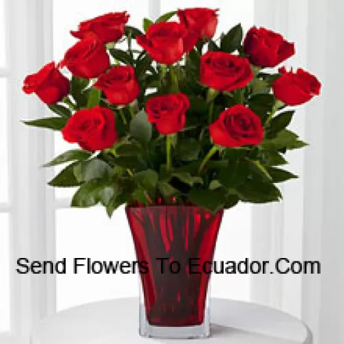 11 roses rouges avec quelques fougères dans un vase